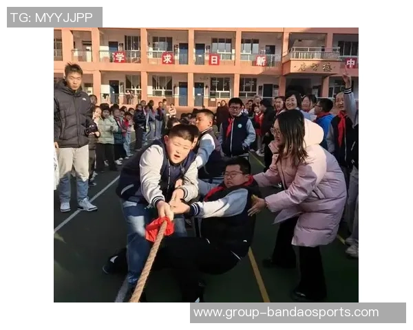 团结拼搏展风采体育课拔河比赛激发班级凝聚力与团队精神